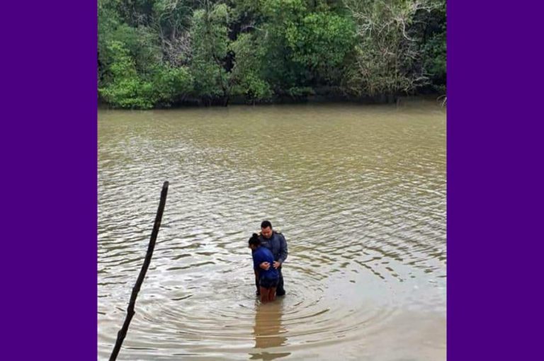 Após ter namoro proibido pela mãe, jovem tenta cometer suicídio por afogamento e é salva por policial militar, no interior do Maranhão