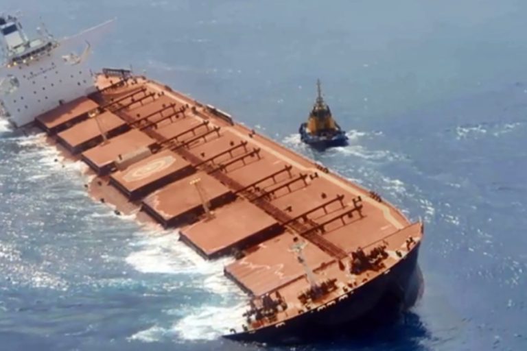 Navio cargueiro corre risco de naufragar nas próximas horas na costa maranhense