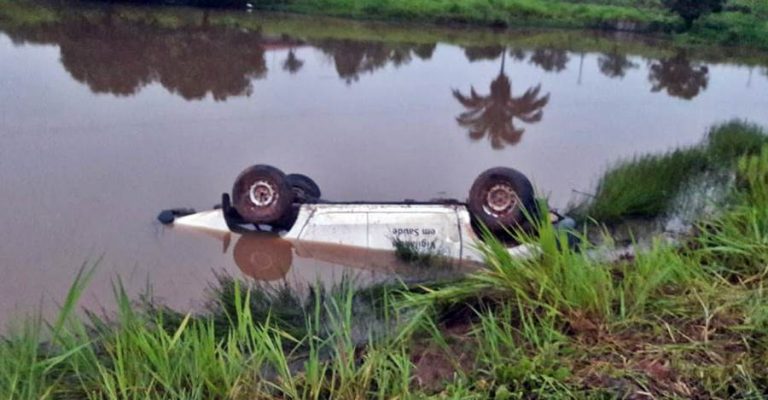 Mulher em trabalho de parto e outras 04 pessoas morrem após caminhonete cair em açude na MA-308, em São João do Carú