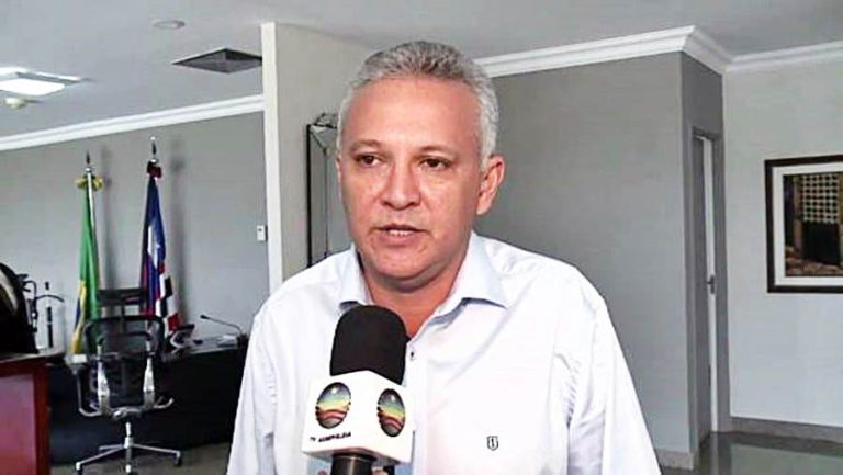 Prefeito Zezildo Almeida é flagrado descumprindo o próprio decreto de quarentena, para beber com amigos em bar de Santa Helena