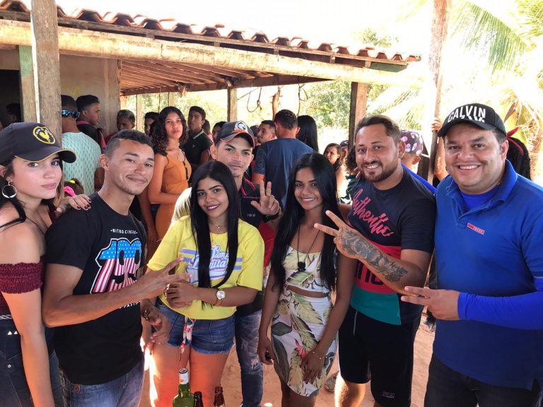 HIPOCRISIA! Prefeito Roberto do Posto descumpre próprio decreto para curtir churrasco com correligionários políticos