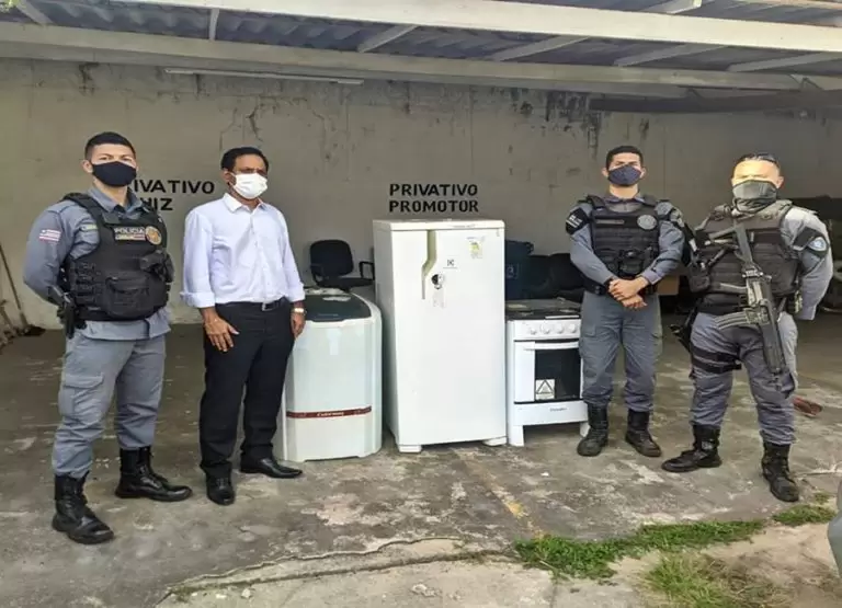 Juiz Joao Paulo de Sousa Oliveira realiza doação de eletrodomésticos para alojamento da Polícia Militar, em Cândido Mendes